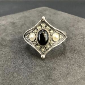 Vintage legant Silver and Black Gemstone Ring